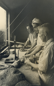 827321 Afbeelding van medewerkers van bakkerij J.W.A. Mulder (Dorpstraat C8) te Harmelen tijdens het vormen van de broden.